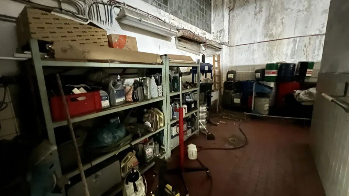 Försäljning av kommersiell fastighet · Bilverkstad · 700 m² — 8