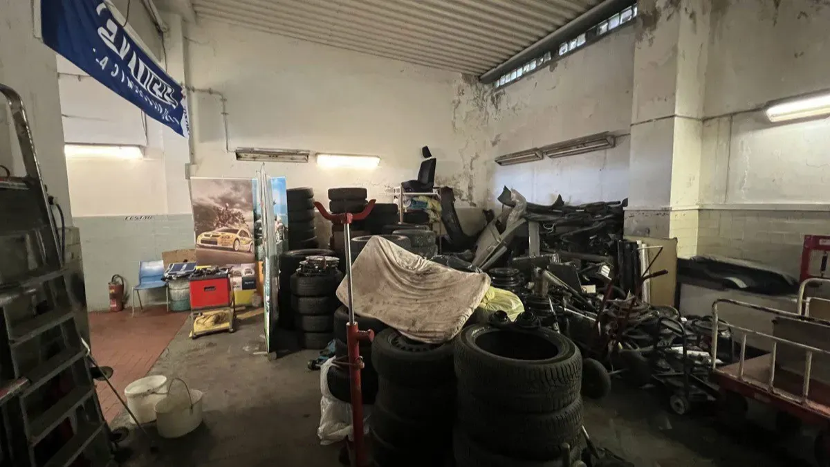 Försäljning av kommersiell fastighet · Bilverkstad · 700 m² — 9